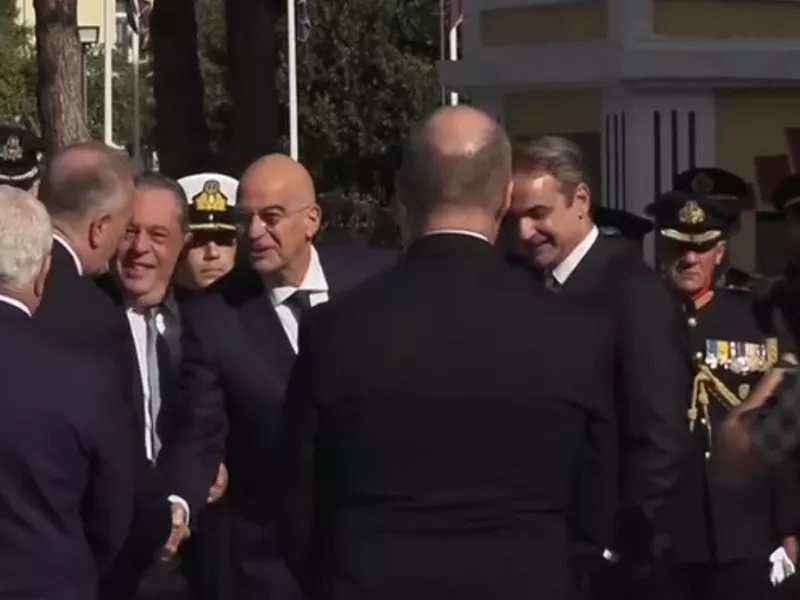 Online Στήλες 29/10 - Όταν η εξουσία αλλάζει χέρια χωρίς να αλλάζει πρόσωπα Online Στήλες 29/10 – Όταν η εξουσία αλλάζει χέρια χωρίς να αλλάζει πρόσωπα