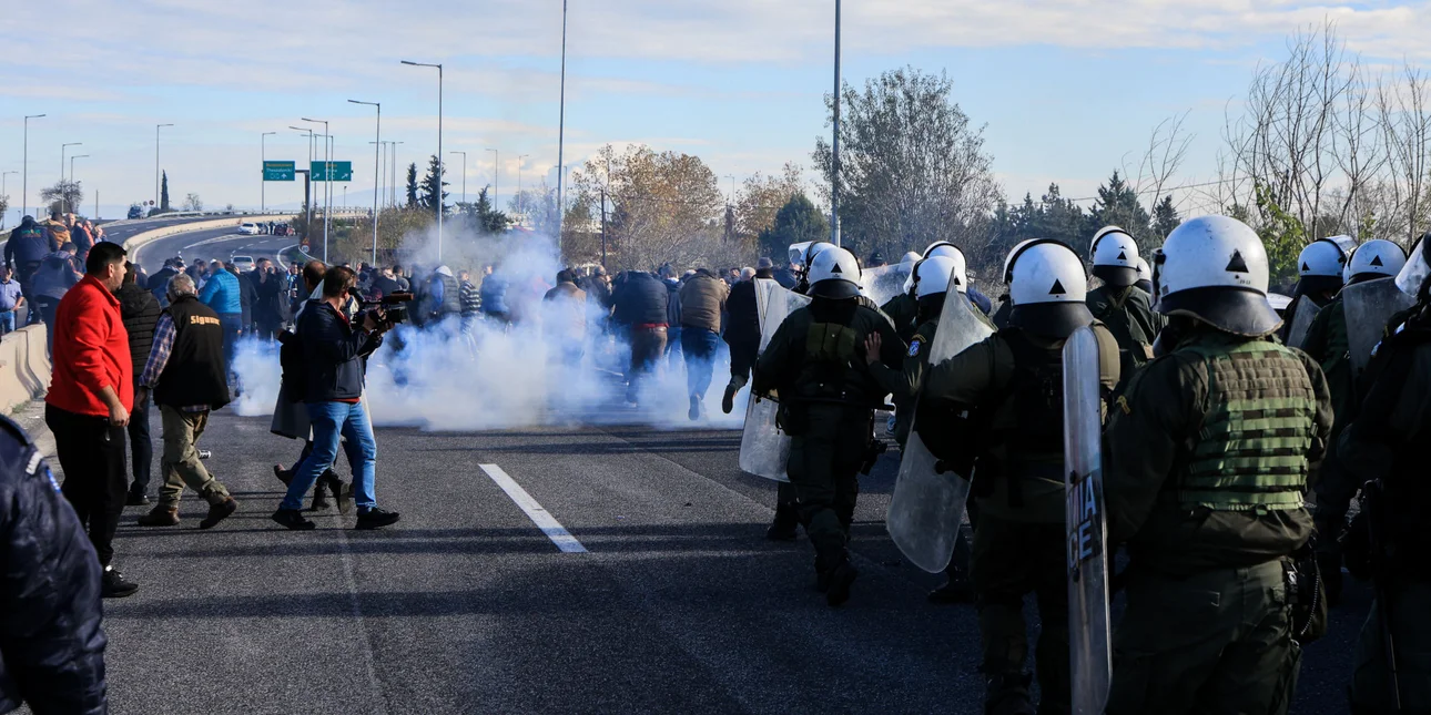 Επισκόπηση Τύπου 01/12 - Δακρυγόνα στη Λάρισα, χαμόγελα στο Λονδίνο Επισκόπηση Τύπου 01/12 – Δακρυγόνα στη Λάρισα, χαμόγελα στο Λονδίνο