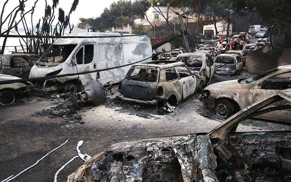 Όταν η ατζέντα παίρνει φωτιά, χτίζεις Μύκονο και μοιράζεις συντάξεις