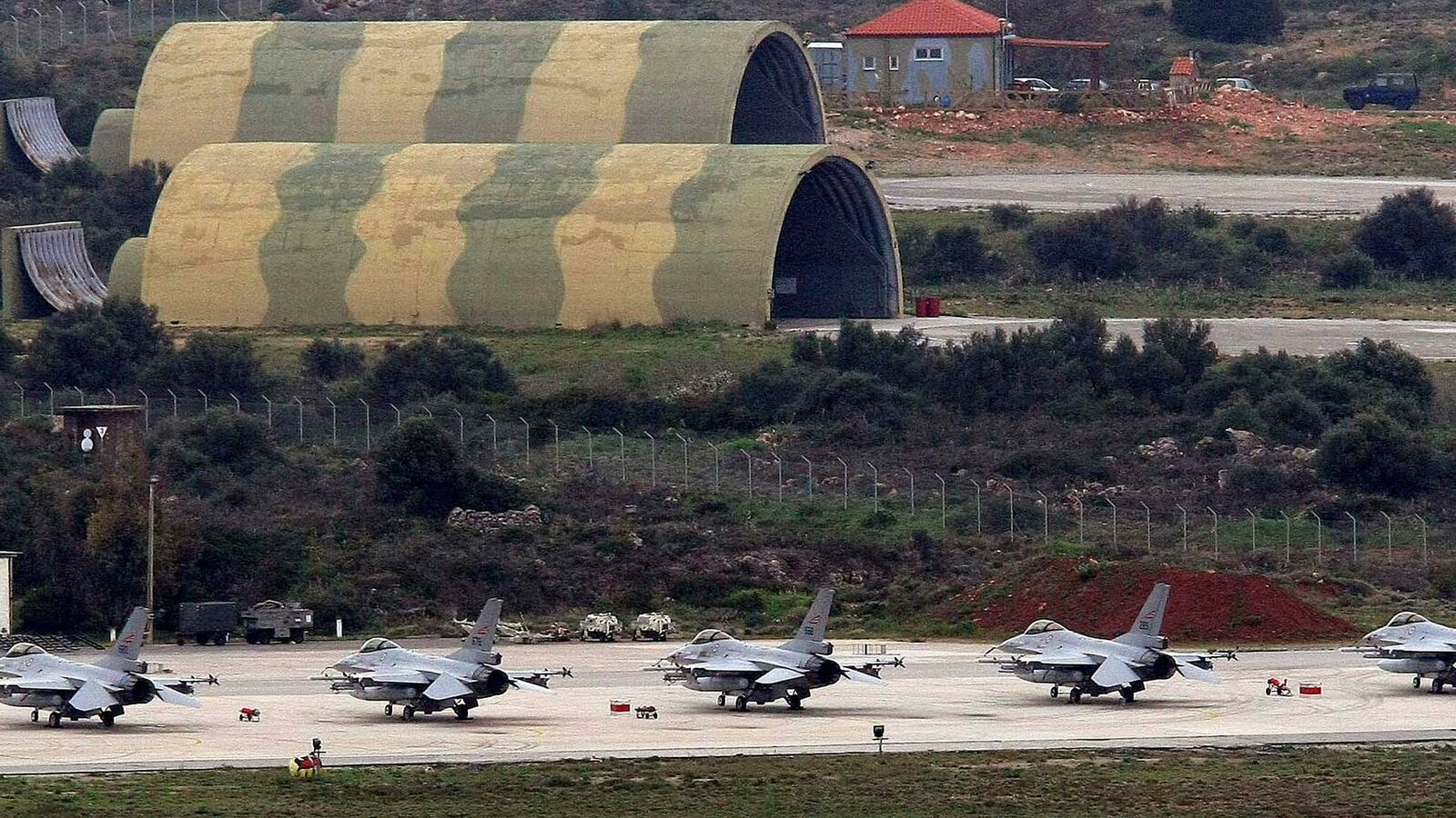 Η Ελλάδα στο Μάτι του Κυκλώνα: Το Τίμημα της «Διευκόλυνσης» 28/02 Η ιστορία, όπως συχνά μας υπενθυμίζουν οι κύκλοι της βίας στην Εγγύς Ανατολή, δεν είναι μια γραμμική πορεία προς την πρόοδο, αλλά ένας χορός αρχέγονων παθών που ντύνονται με την πανοπλία της σύγχρονης τεχνολογίας. Οι εκρήξεις στην Τεχεράνη και η κινητοποίηση στην Ανατολική Μεσόγειο δεν είναι απλώς ειδήσεις στα διεθνή δίκτυα, είναι οι υπόκωφοι τριγμοί μιας τεκτονικής πλάκας που μετατοπίζεται, απειλώντας να παρασύρει στο πέρασμά της την εύθραυστη κανονικότητα στην Ελλάδα.