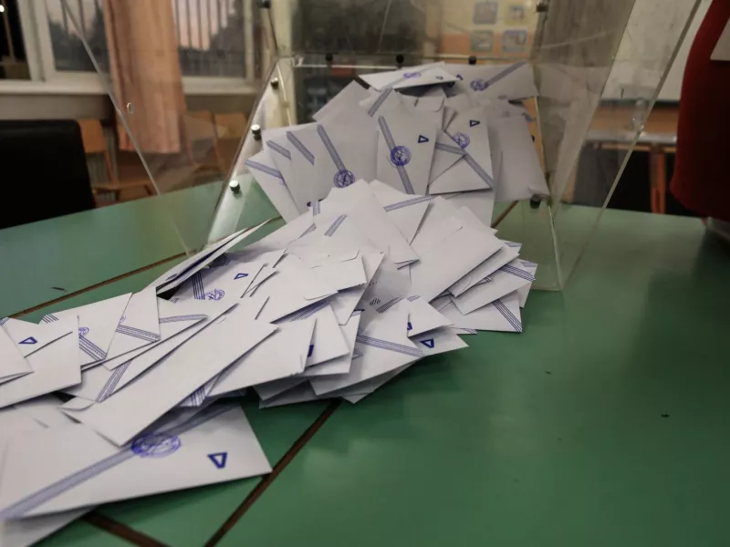 Στην Ελλάδα οι πρόωρες εκλογές δεν ανακοινώνονται. Υπονοούνται. Δεν έρχονται. Τις “φέρνουν”. Και όταν αρχίζει να κυκλοφορεί στα διπλωματικά πηγαδάκια των πρέσβεων το σενάριο «φθινόπωρο 2026», δεν είναι επειδή κάποιοι ξύπνησαν με πολιτική φαντασία. Είναι επειδή η πολιτική, όπως την ασκεί η κυβέρνηση, έχει μπει σε mode “προθεσμιών”, κι οι προθεσμίες, συνήθως, οδηγούν σε κάλπη.