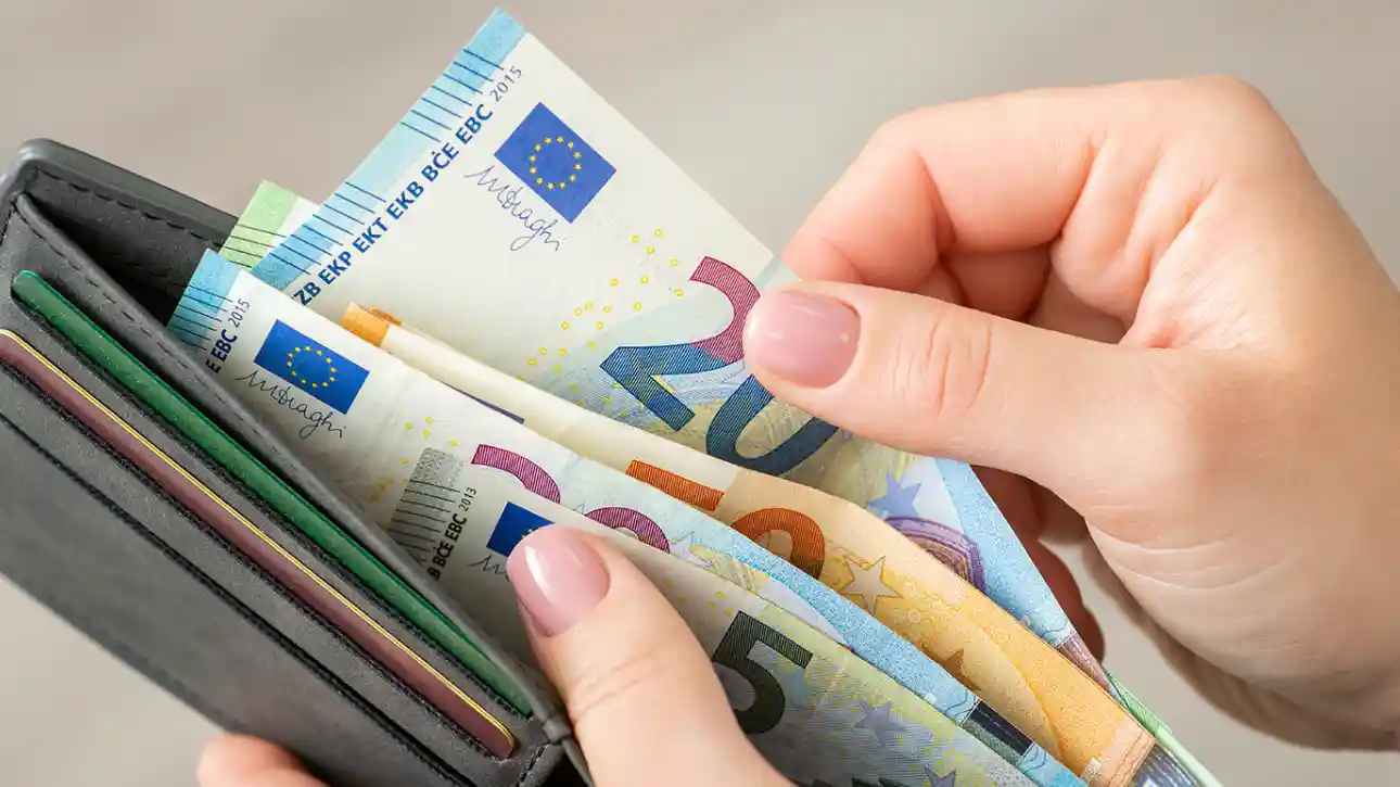 Το Μαξίμου άμυνα με μισθούς, η αντιπολίτευση επίθεση με Τέμπη - Επισκόπηση Τύπου 27/03 Το Μαξίμου άμυνα με μισθούς, η αντιπολίτευση επίθεση με Τέμπη – Επισκόπηση Τύπου 27/03
