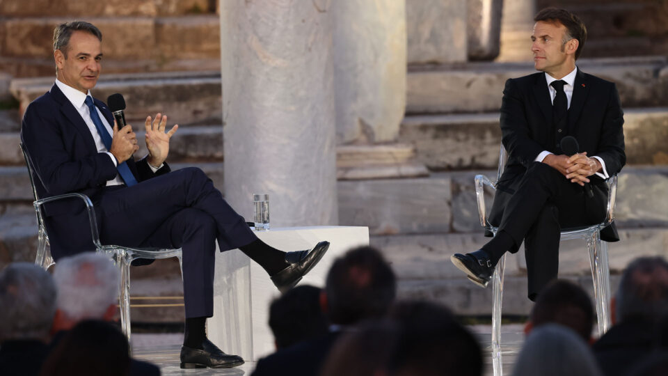 Το συμπέρασμα είναι απλό και καθόλου άνετο: ο Μητσοτάκης εξακολουθεί να κρατά το κέντρο του παιχνιδιού, αλλά δεν ορίζει πια μόνος του τον ρυθμό.