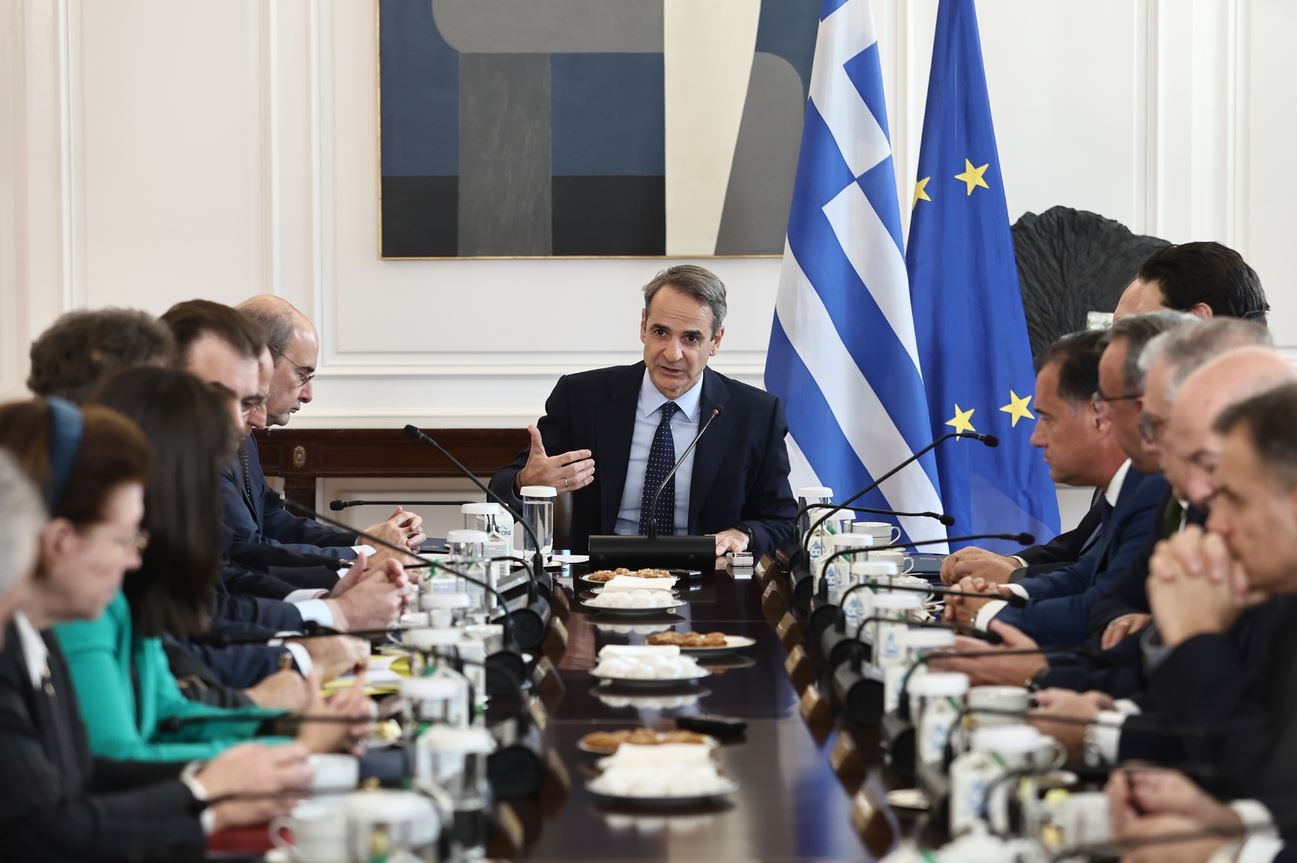 Το χθεσινό Υπουργικό είχε σχέδιο, αριθμούς, θεσμικές λέξεις και αναπτυξιακή μουσική υπόκρουση. Το ερώτημα είναι αν ακούστηκε και στην περιφέρεια ή αν έμεινε, πάλι, καλά ηχομονωμένο στο Μέγαρο Μαξίμου.