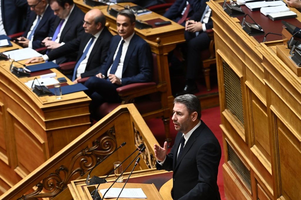 Το παραπολιτικό πανηγύρι μιας εξουσίας που ζορίζεται - Online Παραπολιτικές στήλες 15/04 Η κυβέρνηση δεν απειλείται ακόμη από την αντιπολίτευση όσο από τη συσσώρευση των ίδιων της των αντιφάσεων. Η αντιπολίτευση εξακολουθεί να μοιάζει ανίκανη να μετατρέψει τη φθορά του Μητσοτάκη σε πειστική εναλλακτική εξουσία.