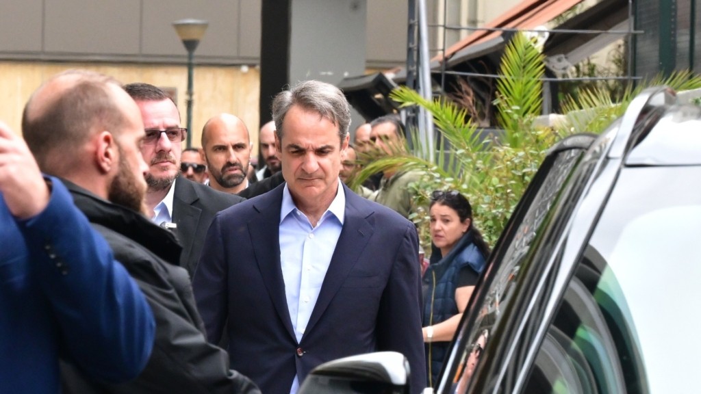 Πώς ένα "σοκ" στο Μαξίμου απειλεί την... αντιπολιτευτική τοξικότητα - Online Παραπολιτικές στήλες 16/04 Η υπόθεση Μυλωνάκη δεν αντιμετωπίζεται μόνο ως ανθρώπινο επεισόδιο, αλλά ως πολιτική ευκαιρία ανασύνταξης. Μια δραματική στιγμή μετατρέπεται σε εργαλείο ηθικής ανωτερότητας για την κυβέρνηση και, ταυτόχρονα, σε μέσο πίεσης προς την αντιπολίτευση. Πώς ένα "σοκ" στο Μαξίμου απειλεί την... αντιπολιτευτική τοξικότητα