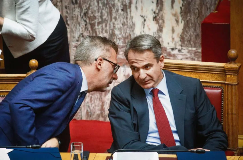 Το Μαξίμου έχει ακόμη χρόνο. Αυτό που δεν έχει πια άφθονο είναι πολιτική άνεση. Η χώρα μυρίζει προεκλογική περίοδο χωρίς να έχει προκηρυχθεί τίποτα. Και αυτό είναι το πιο ενδιαφέρον: η φθορά δεν περιμένει τις κάλπες. Τις προετοιμάζει.