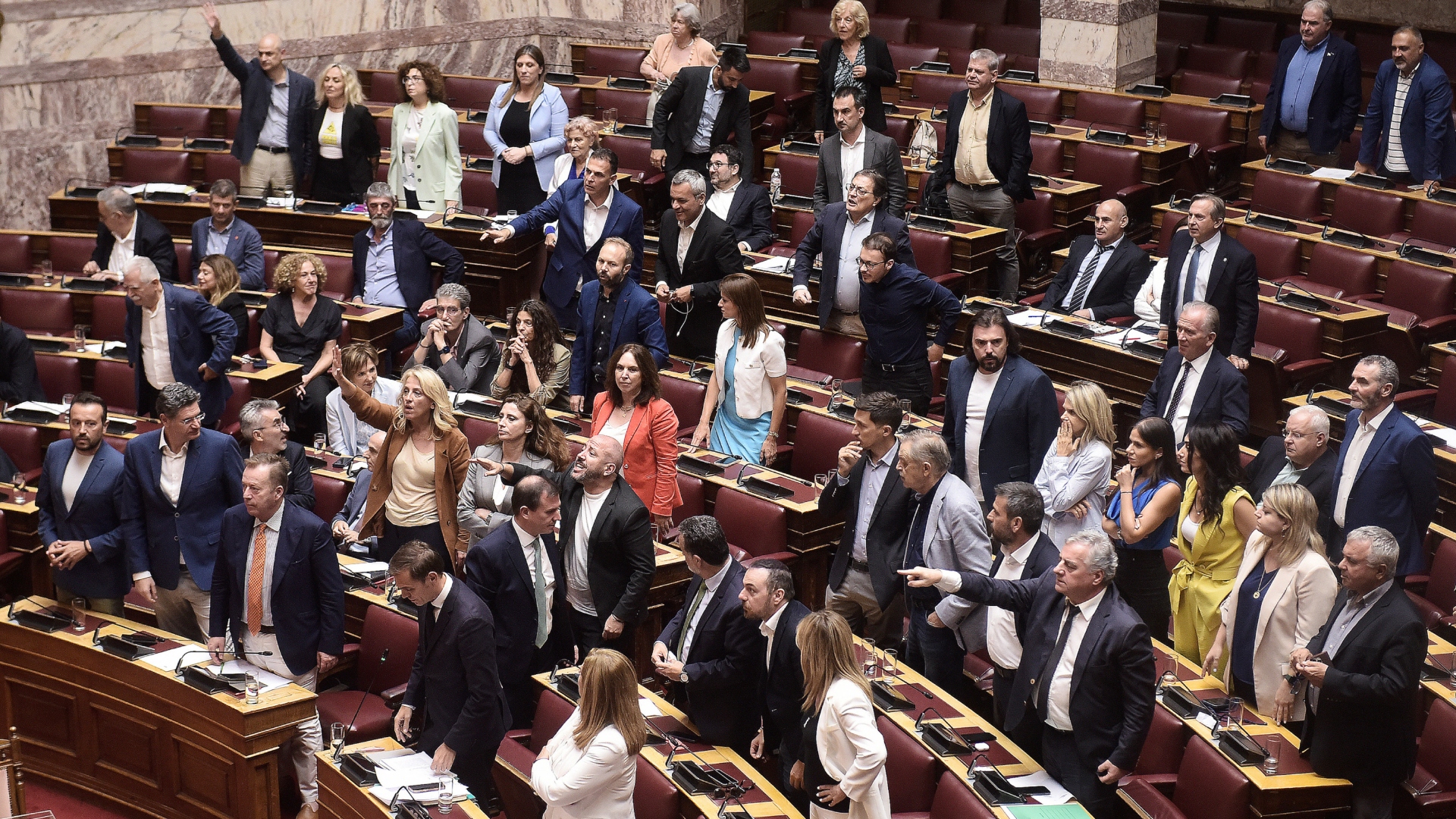Αντιμέτωπη με νέα ήττα στη Βουλή η... αντιπολίτευση - Επισκόπηση Τύπου 16/04 Το ΠΑΣΟΚ πιέζει, αλλά ακόμη δεν πείθει ότι μπορεί να μετατρέψει τη θεσμική ένσταση σε κυβερνητικό σχέδιο. Ο ΣΥΡΙΖΑ συνεχίζει να ψάχνει τα κομμάτια του εαυτού του, ενώ γύρω από τον Τσίπρα διακρίνεται περισσότερο η αγωνία της επαναφοράς παρά η καθαρότητα μιας νέας πρότασης.