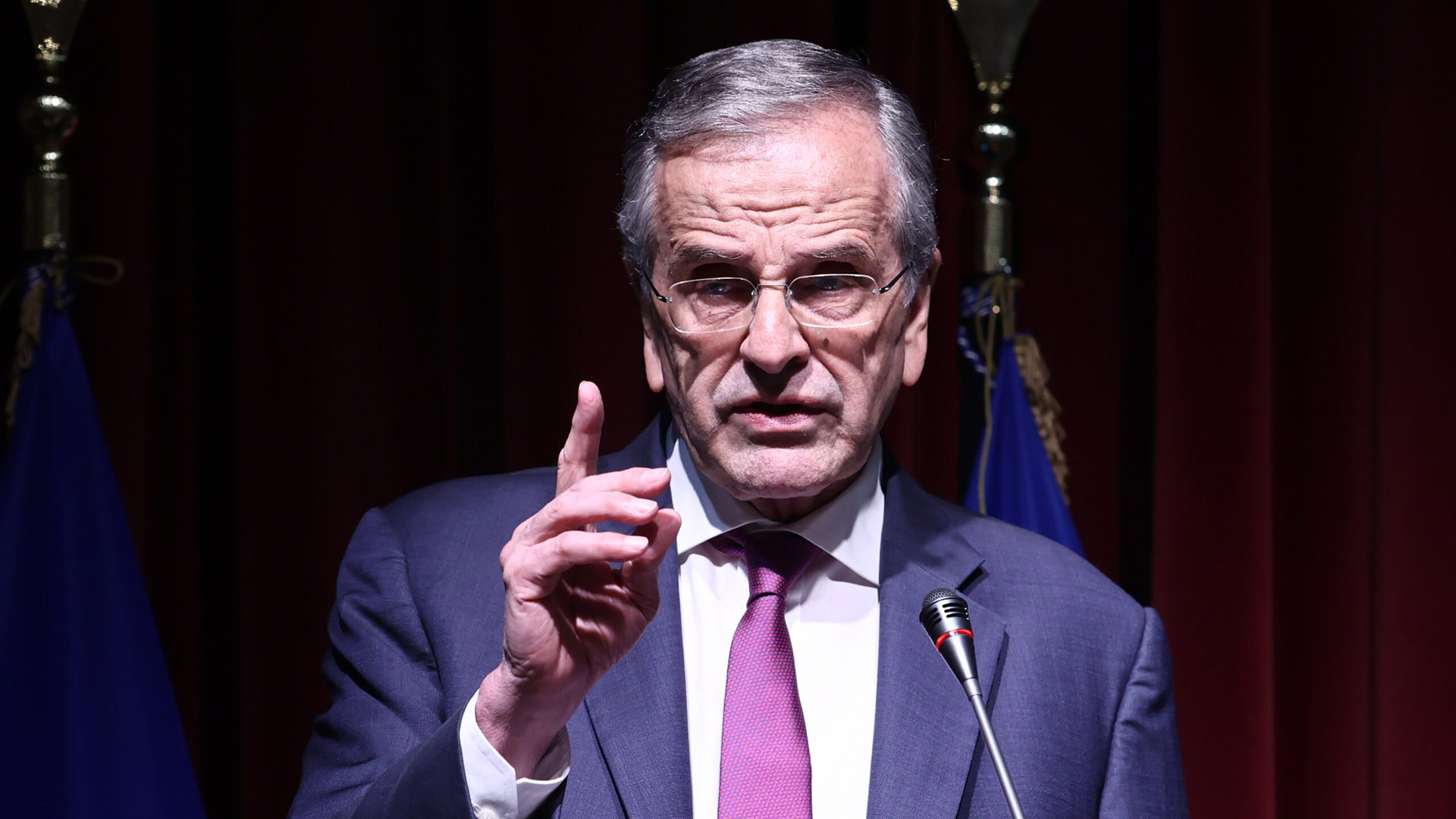Το πραγματικό πρόβλημα για τη ΝΔ δεν είναι απέναντι. Είναι δεξιά της και μέσα της. Ο Σαμαράς δεν χρειάζεται να γίνει πλειοψηφικό ρεύμα για να προκαλέσει ζημιά. Αρκεί να γίνει μόνιμη υπενθύμιση ότι το κυβερνητικό στρατόπεδο δεν είναι ενιαίο.