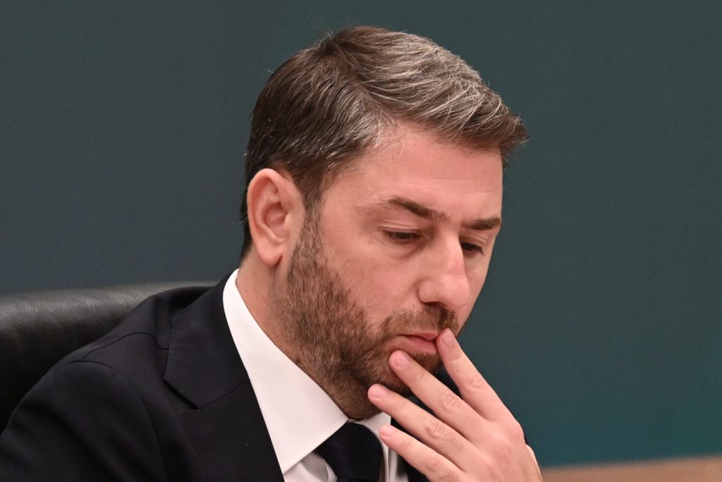 Θέλει να κυβερνήσει αλλά ξεχνάει το πόθεν έσχες - Online Παραπολιτικές στήλες 12/05 Το ΠΑΣΟΚ θέλει να γίνει κύριος εκφραστής της δυσαρέσκειας, αλλά σκοντάφτει στη δική του αμηχανία. Όταν η ηθική υπεροχή γίνεται λογιστική λεπτομέρεια στο πόθεν έσχες, χάνεται η άνεση του κατήγορου. Ο Ανδρουλάκης δεν κινδυνεύει τόσο από την κυβερνητική προπαγάνδα όσο από την αίσθηση ότι δεν μπορεί να μετατρέψει τη φθορά της ΝΔ σε δικό του πολιτικό ρεύμα.