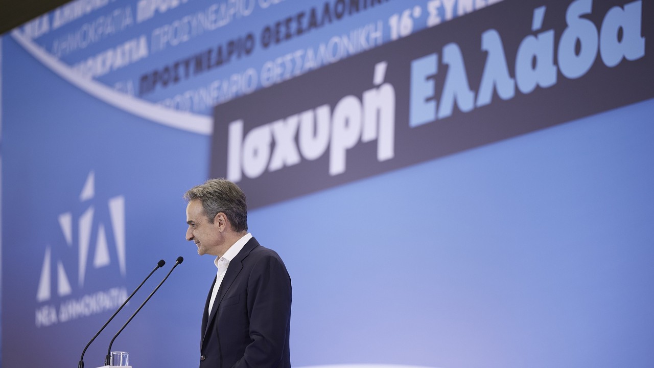 Το διακύβευμα των εκλογών: «τιμωρία» ή «ποιος κυβερνά;» - Επισκόπηση τύπου 11/05 Το κρίσιμο, λοιπόν, δεν είναι αν οι εκλογές θα γίνουν τον Σεπτέμβριο ή αργότερα. Το κρίσιμο είναι ποιος θα ορίσει το διακύβευμα. Αν το ερώτημα είναι «τιμωρία», η κυβέρνηση κινδυνεύει. Αν είναι «ποιος κυβερνά», η αντιπολίτευση μικραίνει. Και αυτή τη στιγμή, όσο σκληρό κι αν ακούγεται, ο Μητσοτάκης παίζει με αντίπαλο κυρίως τη φθορά του, όχι ακόμη έναν έτοιμο διάδοχο.