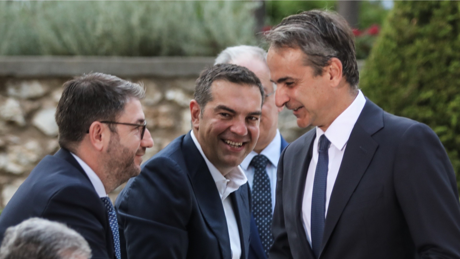 Τσίπρας - Σαμαράς - Ανδρουλάκης τα δώρα της ελίτ στον Μητσοτάκη - Online Παραπολιτικές στήλες 04/06 Τσίπρας – Σαμαράς – Ανδρουλάκης τα δώρα της ελίτ στον Μητσοτάκη – Online Παραπολιτικές στήλες 04/06