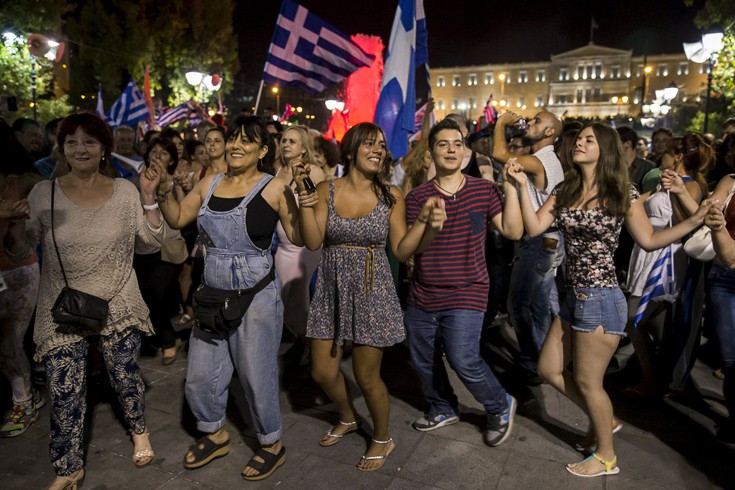 Ο σημερινός Τσίπρας επιστρέφει όχι ως ανανεωτής, αλλά ως σκηνοθέτης παλιών αντανακλαστικών. Η επιλογή του τίτλου ΕΛΑΣ - Ελληνική Αριστερή Συμπαράταξη για το νέο κόμμα του δεν είναι αθώα σημειολογία, είναι συνειδητή επίκληση μνήμης, σύγκρουσης και στρατοπέδου.
