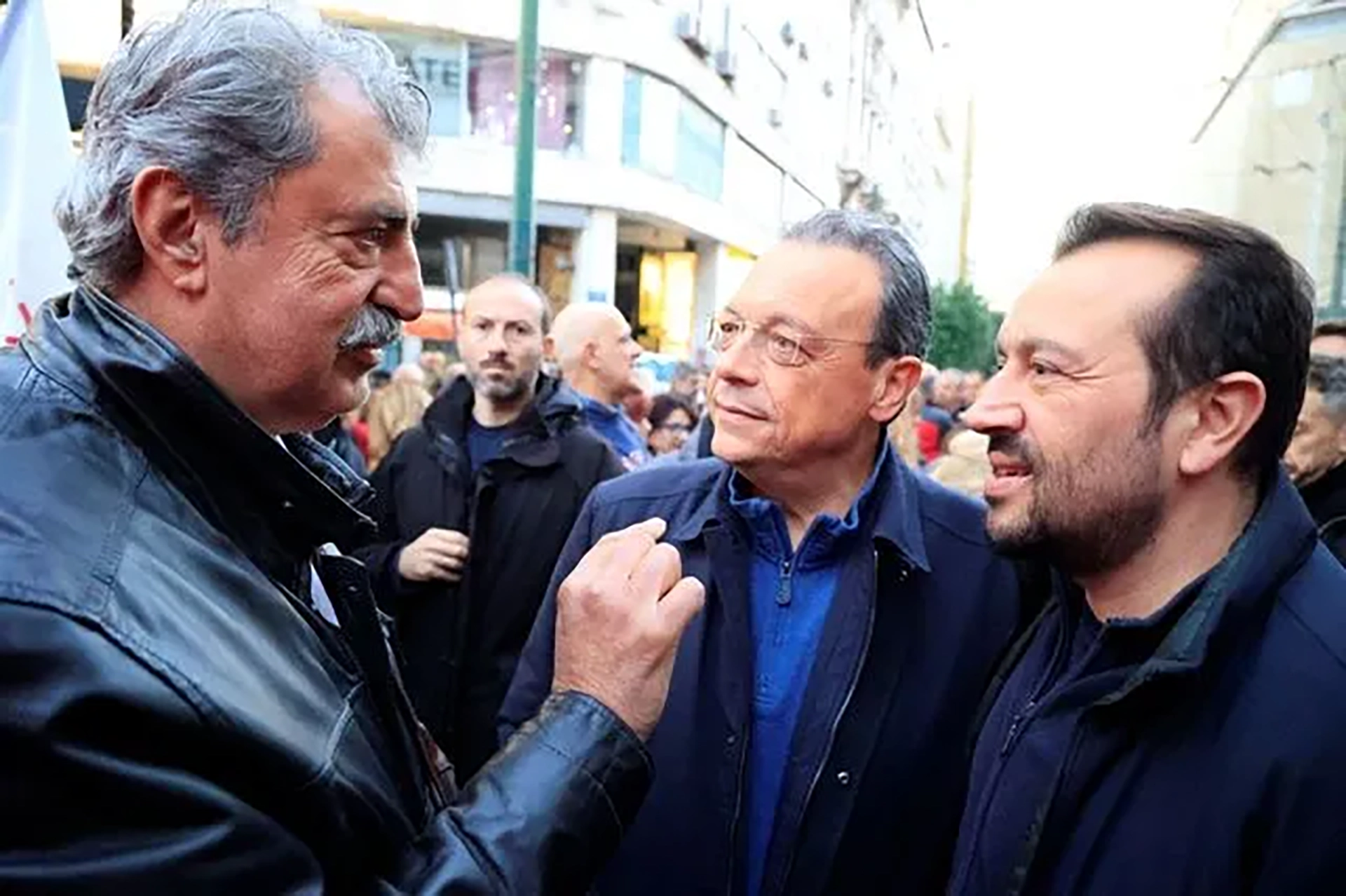 Ο ΣΥΡΙΖΑ διαλύεται, η ΝΔ ανεβαίνει και ο Τσίπρας έχει νέες αυταπάτες - Επισκόπηση Τύπου 10/07 Ο ΣΥΡΙΖΑ διαλύεται, η ΝΔ ανεβαίνει και ο Τσίπρας έχει νέες αυταπάτες – Επισκόπηση Τύπου 10/07