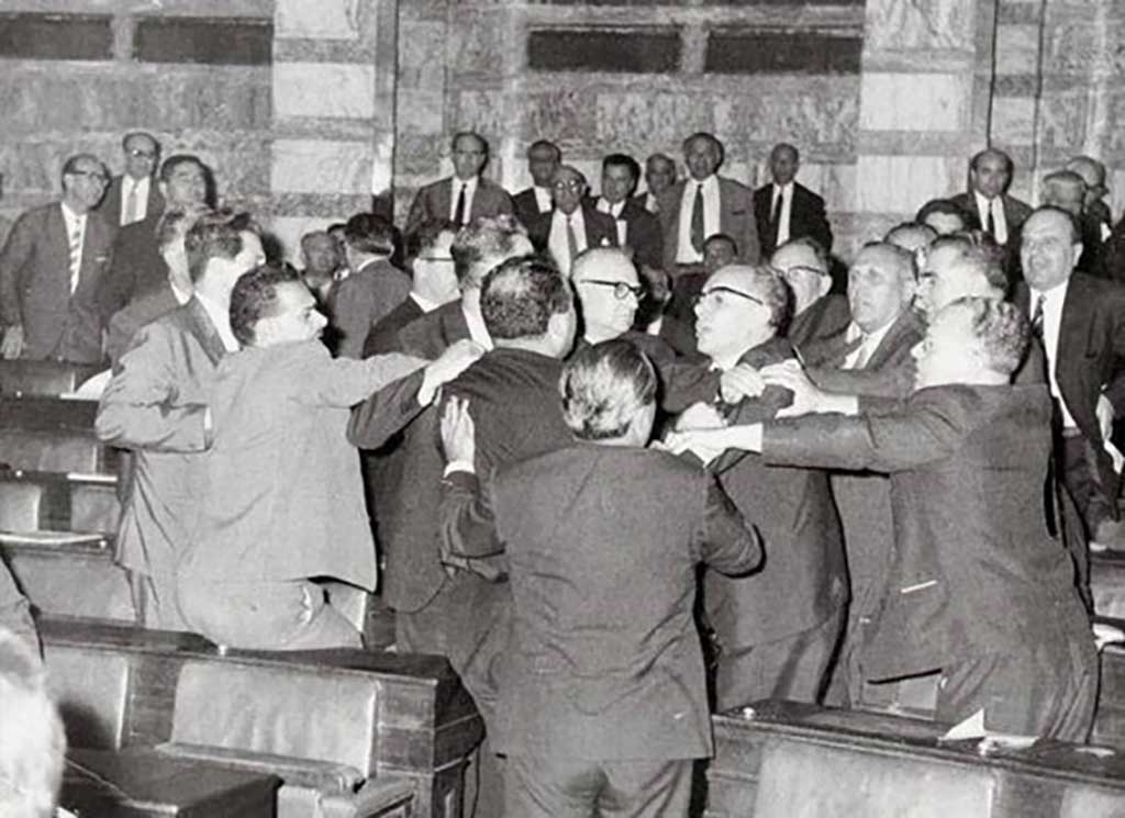 Η αποστασία βουλευτών δεν είναι πρόταση σταθερότητας - Επισκόπηση Τύπου 19/10 Η αποστασία βουλευτών δεν είναι πρόταση σταθερότητας – Επισκόπηση Τύπου 19/10